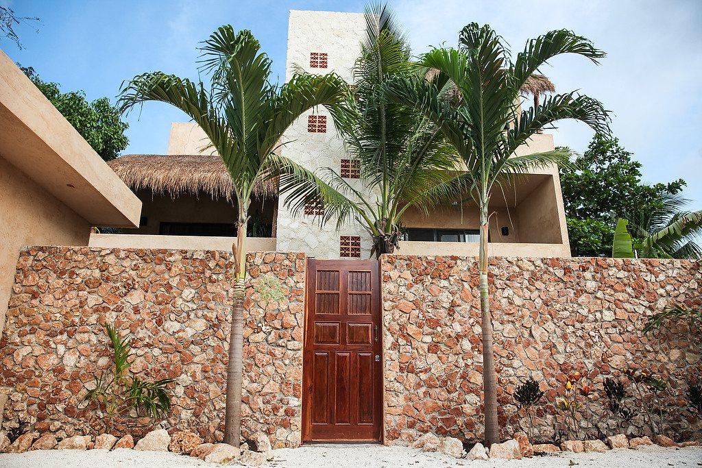 A Selling Freedom home with tropical outdoor living